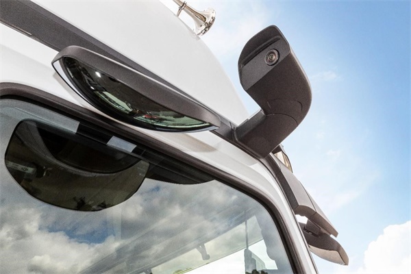 3-1.全新电子后视镜（MirrorCam）不仅为驾驶员提供辅助功能，还优化了车辆的风阻系数.jpg