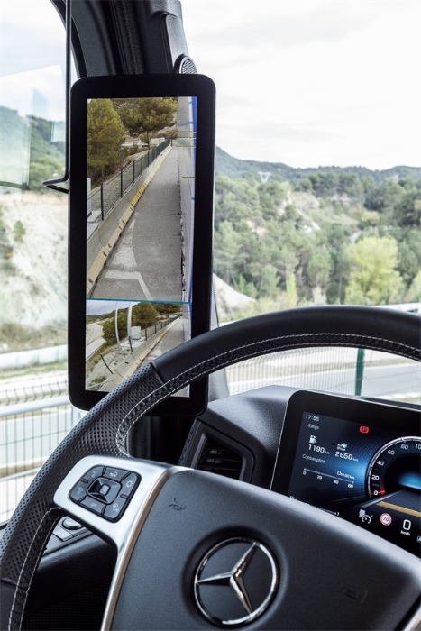 3-2.全新电子后视镜（MirrorCam）不仅为驾驶员提供辅助功能，还优化了车辆的风阻系数.jpg